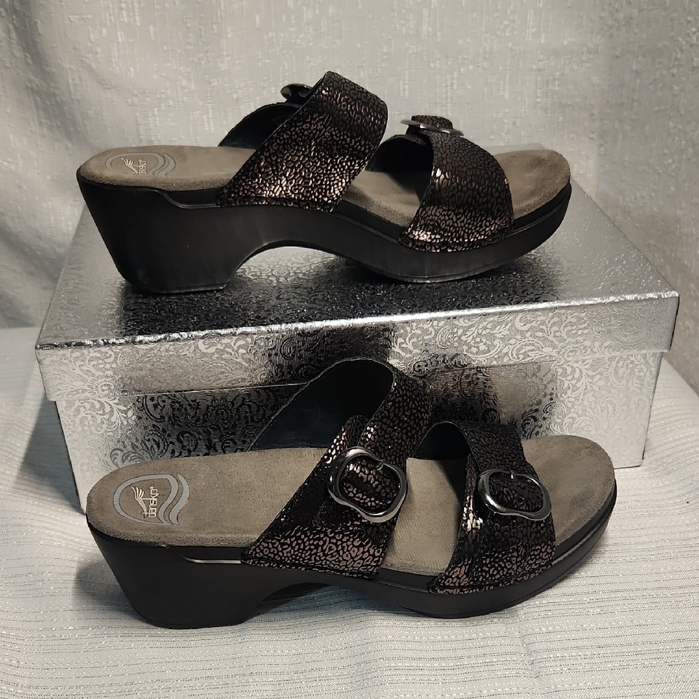 DANSKO SIZE 8 Stylish Black Women's Sandals